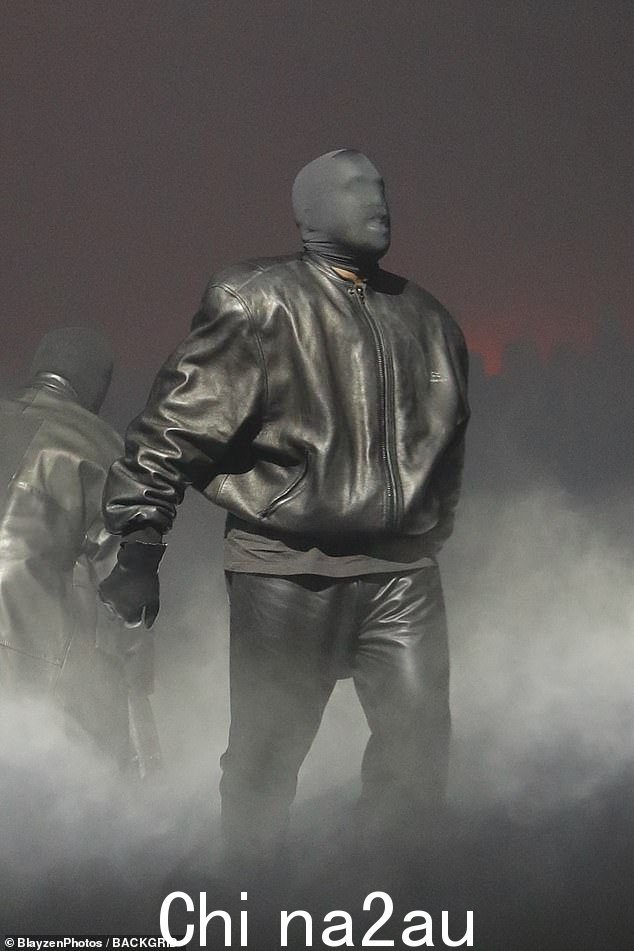 Kanye West 在第 8 届超级碗比赛后在拉斯维加斯为他的新专辑《Vultures》表演时遮住了脸