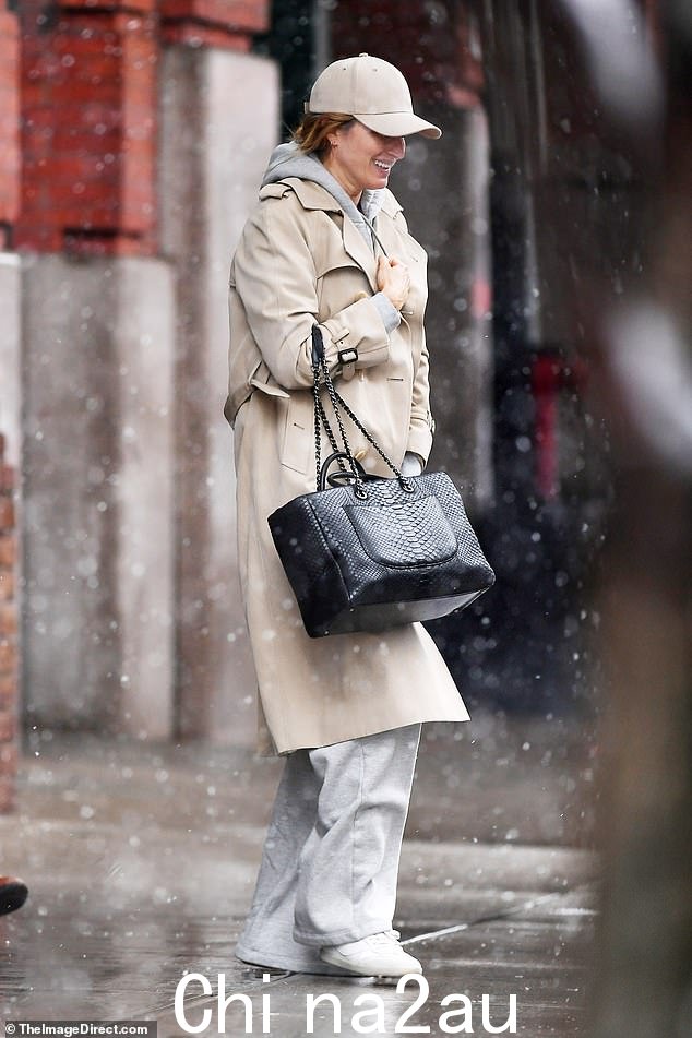 吉赛尔·邦辰 (Gisele Bundchen) 在周二早上的暴风雪中在纽约市外出时裹得严严实实的