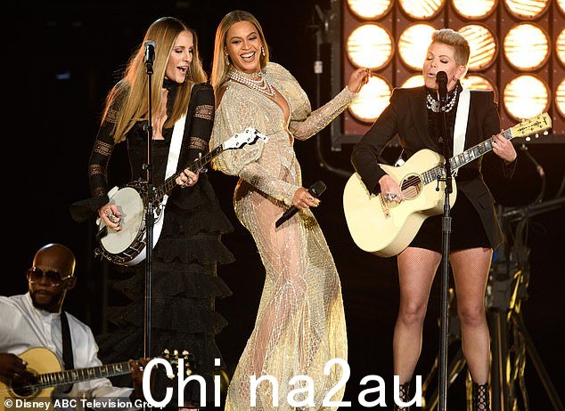当演出发布在 CMA 的社交媒体帐户上时,许多人对针对这位明星的一系列恶毒种族主义言论感到震惊