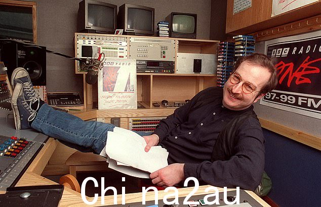 Steve Wright,享年 69 岁,1994 年在录音室拍摄