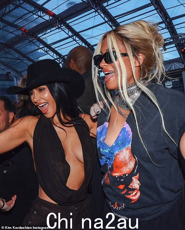 金·卡戴珊 (Kim Kardashian) 证明了她在拉斯维加斯玩得很开心,尽管她在超级碗比赛中坐在相当沉闷的位置的照片