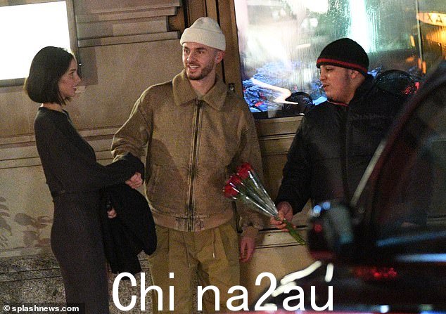 当晚晚些时候,两人离开高档场所时,被一名街头商人搭讪,但麦迪逊选择不给他的搭档买玫瑰花