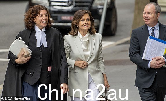 澳大利亚悉尼 - NewsWire 2024 年 2 月 14 日：丽莎威尔金森与布鲁斯·莱曼诽谤案的法律代表一起抵达悉尼联邦法院。图片：NCA NewsWire / Simon Bullard。