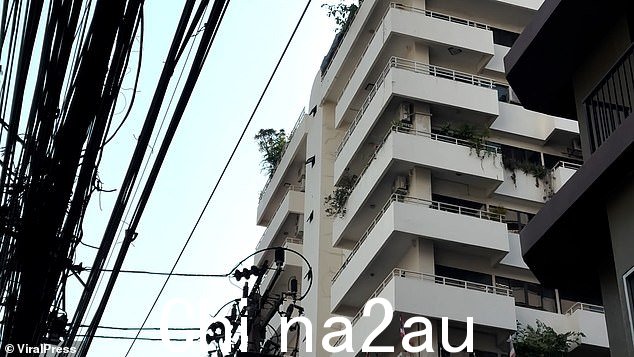 Kyaw Zeyar 的继母与他住在公寓里,在混战中被打昏,并向警方报告了这起袭击事件
