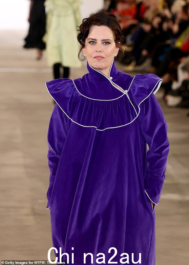 Ione Skye,53 岁,她穿着一件带有白色装饰的斗篷式紫色外观,看起来也很漂亮