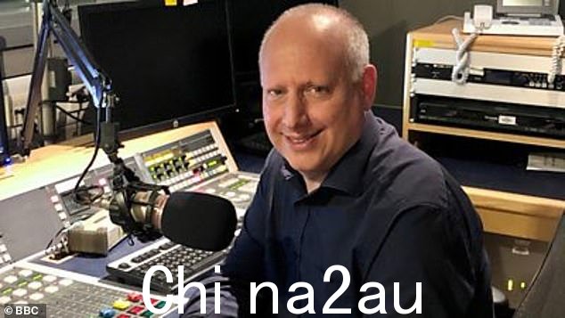 BBC 俄罗斯编辑 Steve Rosenberg 向已故 Radio 2 DJ Steve Wright 致以衷心敬意 - 弹奏了主持人下午主题曲的感人钢琴演奏
