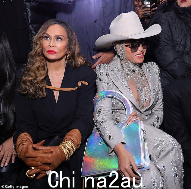 她的时尚母亲 70 岁的蒂娜·诺尔斯 (Tina Knowles) 也参加了活动