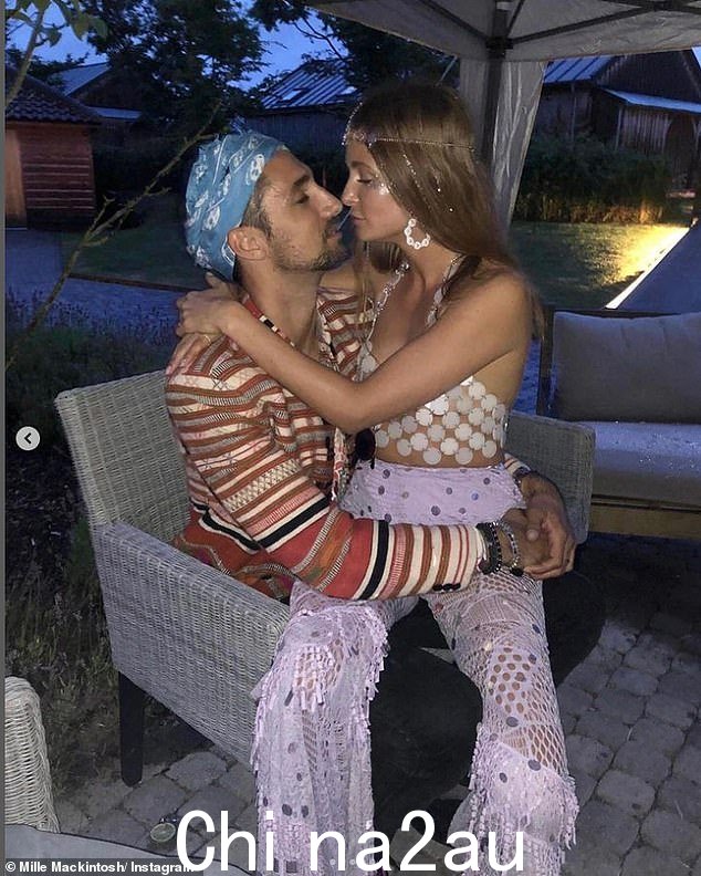 Millie 和 Hugo 是五年来的好朋友,这位女继承人在 21 岁时首次在 Made In Chelsea 上首次亮相。她在一个节日上分享了他们的这张照片