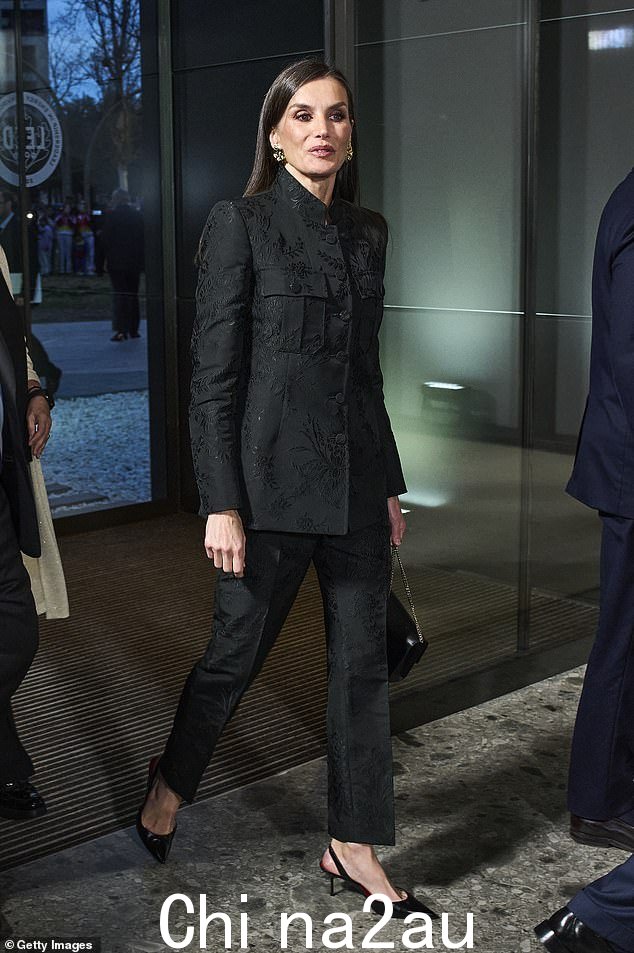 西班牙王后莱蒂齐亚 (Letizia) 身穿 Dries Van Noten 黑色刺绣套装,今天与丈夫费利佩国王 (King Felipe) 前往巴塞罗那举行一栋大楼的落成仪式