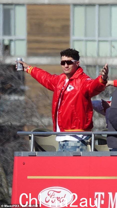 Patrick Mahomes 在双层巴士上享用 Coors Light