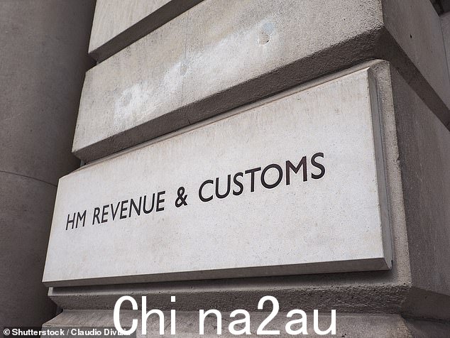 去年,英国税务海关总署开始向他们怀疑未披露收入的影响者发出警告信。 Stock photo