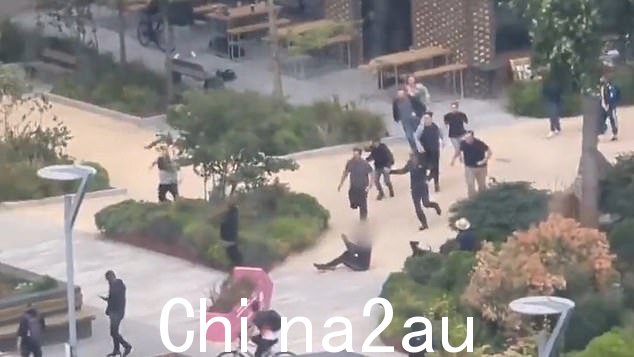 该片段显示一名男子的头部被击中,倒在地板上,罪犯高高地站在他身上,反复试图用一把大刀砍他
