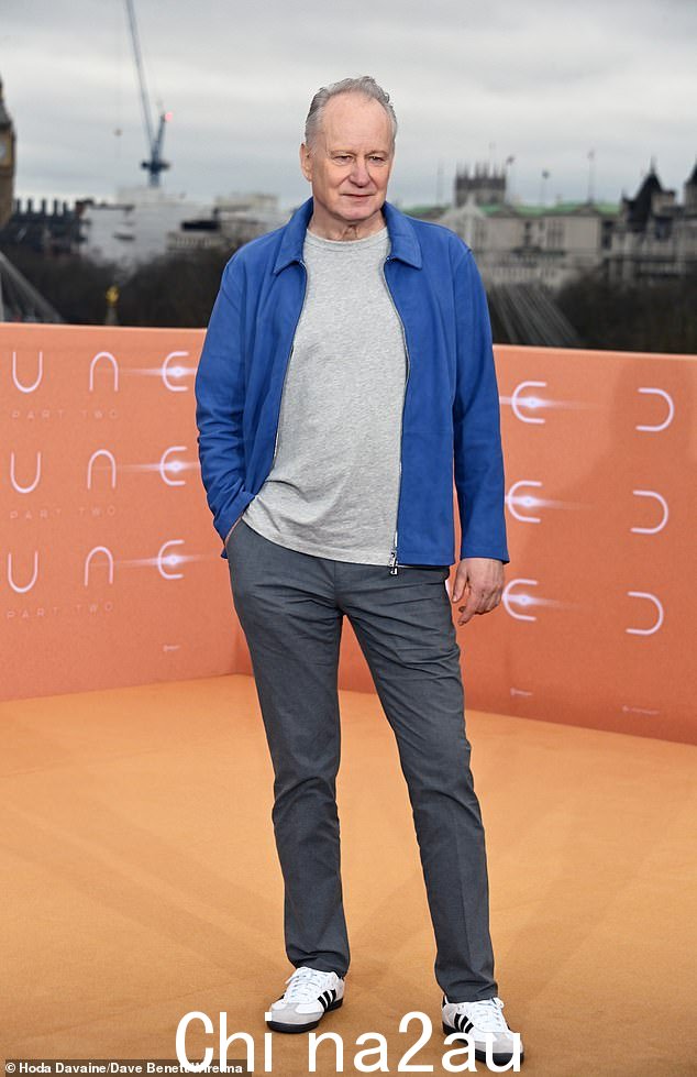 Stellan Skarsgård 在拍照时随意的造型