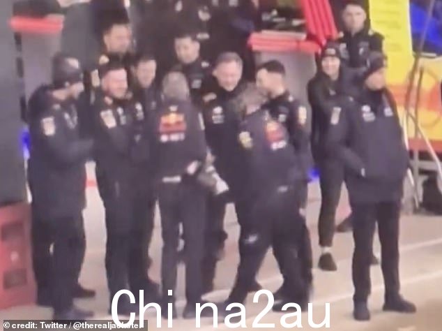 周二,红牛车队老板与他的团队在银石赛道上欢笑的照片,红牛的新车在赛道上翱翔