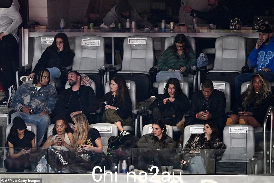 金·卡戴珊 (Kim Kardashian) 周日在拉斯维加斯忠诚体育场 (Allegiant Stadium) 被指控拥有最无聊的超级碗 VIP 包厢之一。但大家都错了。你看到后面她的新男友小奥德尔·贝克汉姆了吗?