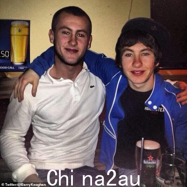 Barry Keoghan(右)和他的兄弟 Eric 被寄养了七年,住在 13 个不同的家庭中