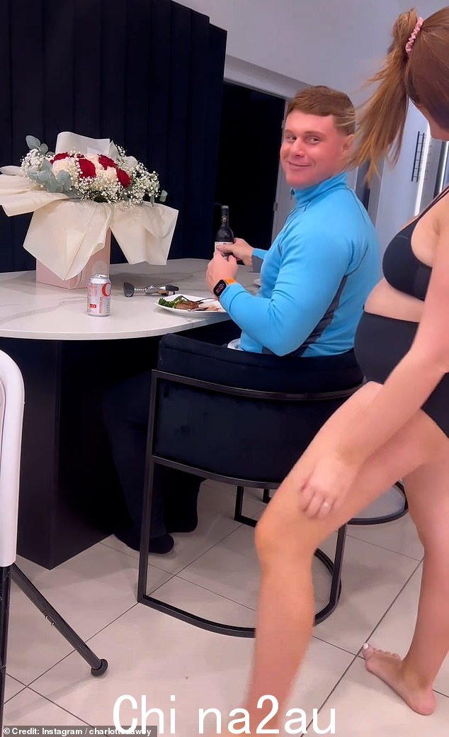 为仍然穿着不性感的黑色内衣而道歉,夏洛特问马特是否还喜欢她,他迅速回答:'是的'