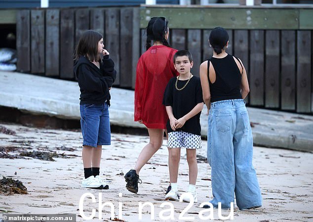Kourtney 和她的孩子们一直在悉尼度过,而 Travis 则一直在参加眨眼 182 的巡演,从珀斯开始,然后前往阿德莱德,现在是墨尔本