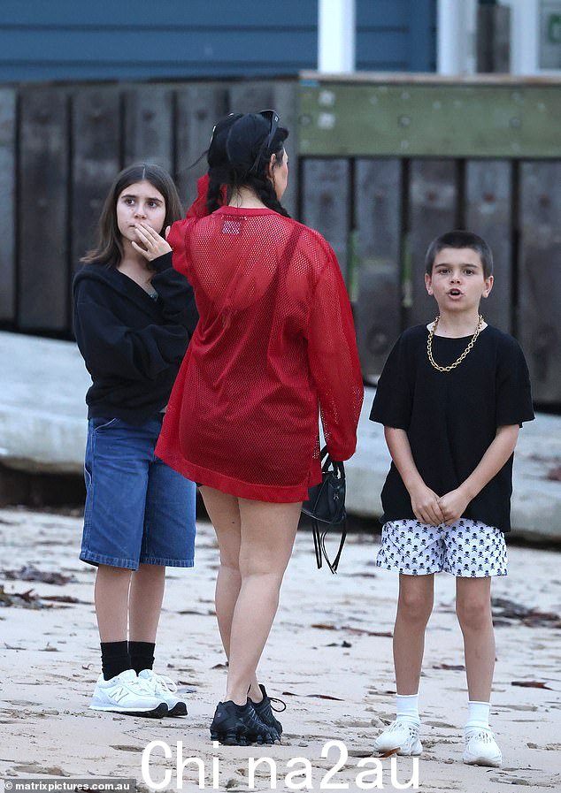 她的孩子分别是 11 岁的 Penelope 和 9 岁的 Reign,她与前男友 Scott Disick 以及一个大儿子一起生活Mason,13 岁 - 尚未加入澳大利亚家庭