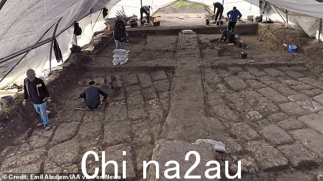 建筑物没有保留完整高度,在拜占庭和早期伊斯兰时期,其他建筑者重新利用了石头