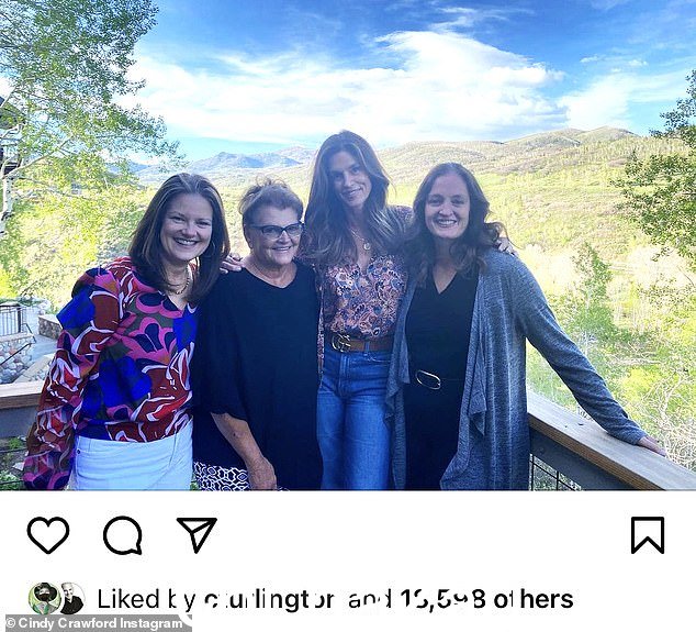 克劳馥在 2021 年与她长得很像的姐妹克里斯和丹妮尔以及她的母亲詹妮弗分享了一张非常罕见的照片