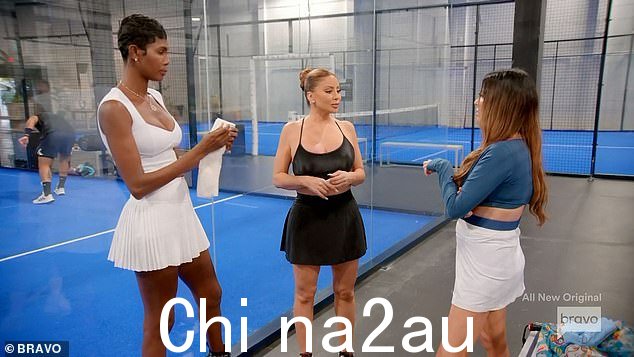 Adriana de Moura,58 岁和 Kiki Barth,34 岁,在观看视频后与拉尔萨对质