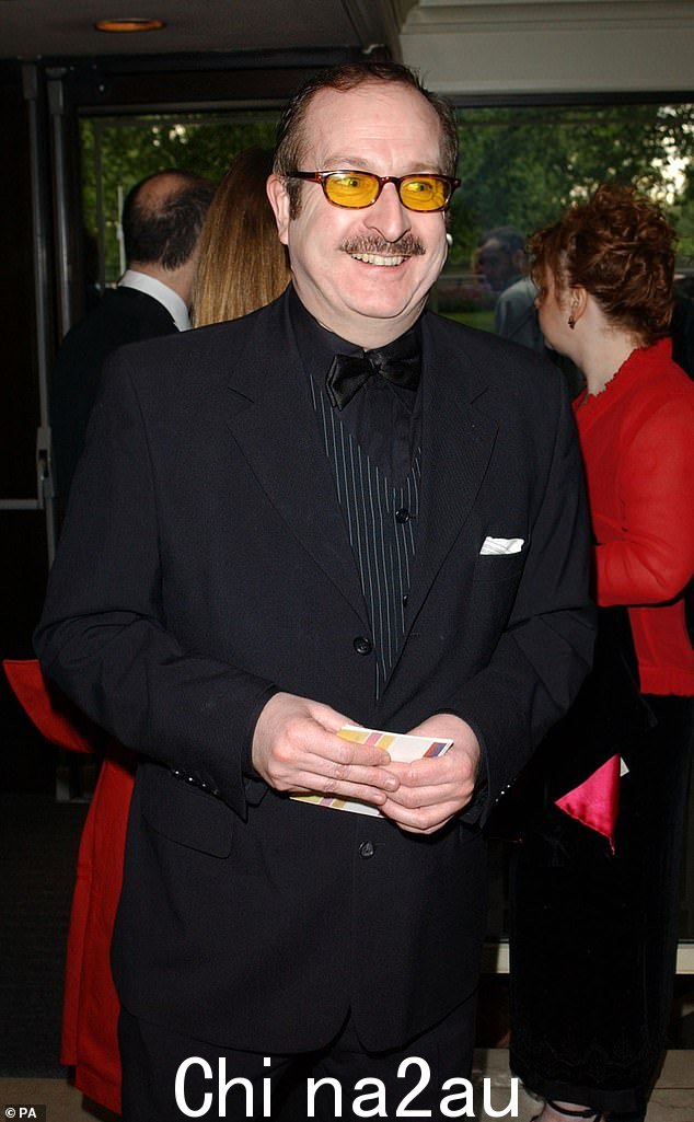 史蒂夫·赖特 (Steve Wright) 拍摄于 2003 年。周一,护理人员接到救护人员前往他伦敦公寓的“事故”后,他被发现死在家中” class=