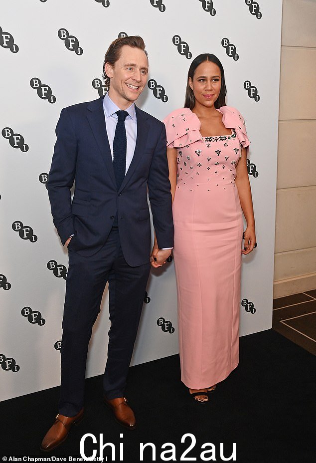 汤姆·希德勒斯顿 (Tom Hiddleston) 和扎威·阿什顿 (Zawe Ashton) 周三晚上手拉手抵达活动现场