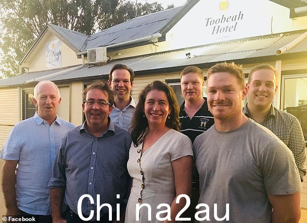 当地企业主 Michael Offerdahl(右三)表示,他担心当地人需要获得许可才能进入保护区,这可能为其他地区树立先例