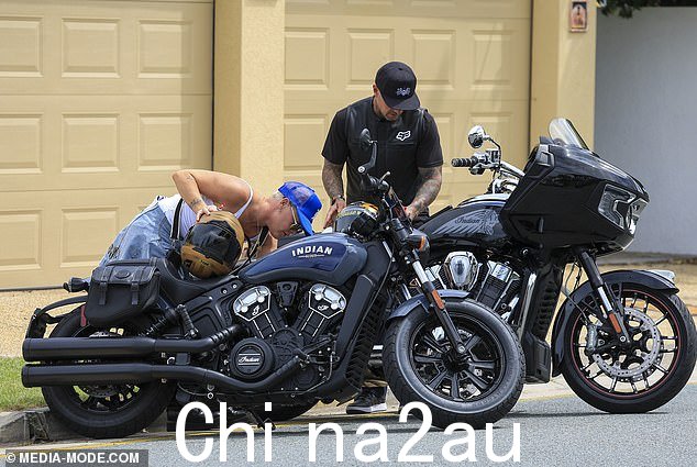 她证明了她和丈夫一样对摩托车骑行充满热情,因为她准备好骑着坚固的车辆探索黄金海岸