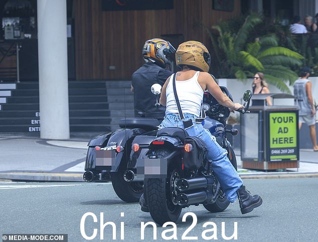 这对夫妇骑着摩托车,然后在美人鱼海滩的背景咖啡师咖啡馆享用午餐,因为 Pink 在 2 月 16 日布里斯班演出之前享受了一天的休息时间, 17