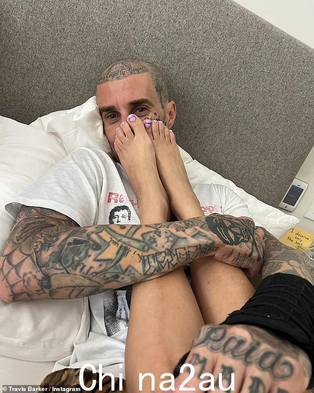 还有一张考特尼的脚踩在特拉维斯脸上的照片,他在床上温柔地握住她的腿