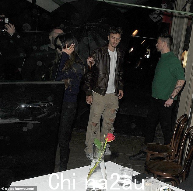 维多利亚在诺丁山热点参加豪华晚宴时涂了浅粉色的美甲