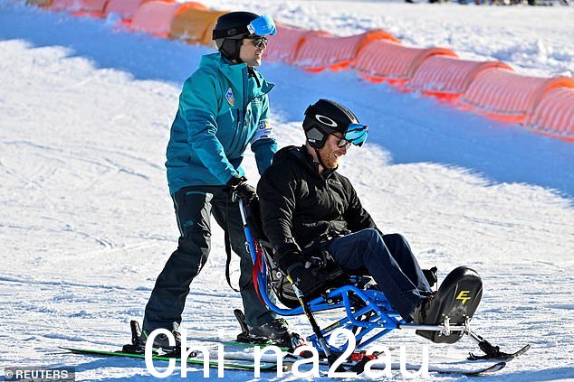 苏塞克斯公爵在参观加拿大的 Invictus Games 活动期间尝试坐式滑雪