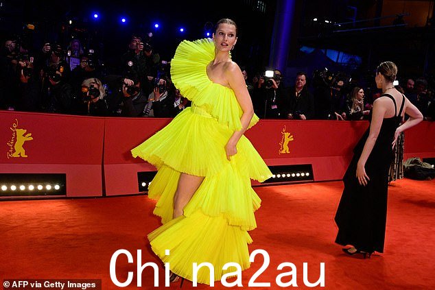 她在特殊场合穿上了一件令人瞠目结舌的黄色礼服