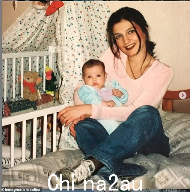 Dua 1995 年出生于伦敦,父母是科索沃阿尔巴尼亚人,他们逃离巴尔干地区的冲突和政治不稳定