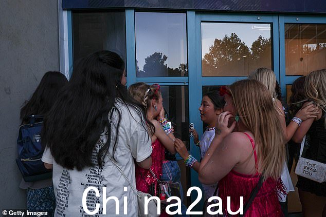 尽管遗憾的是没有拿到门票,但粉丝们在试图收听节目时变得情绪激动