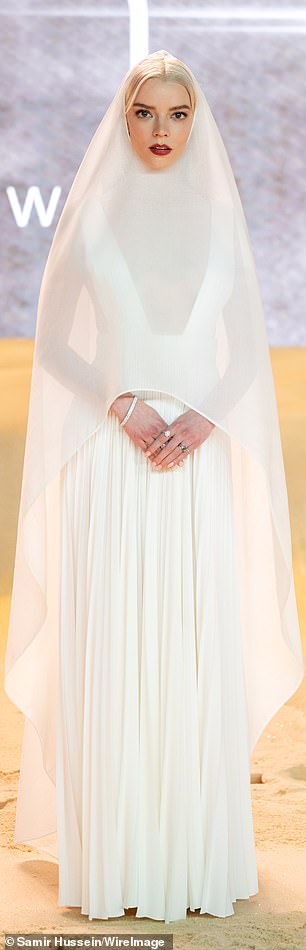 史诗科幻电影的明星们在媒体巡演期间推出了多款引人注目的服装