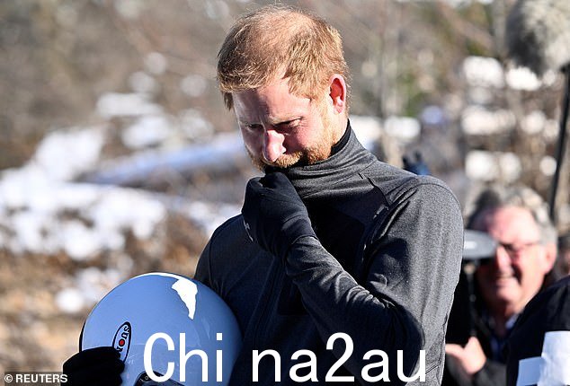 哈里王子穿着保暖衣,戴着防撞头盔