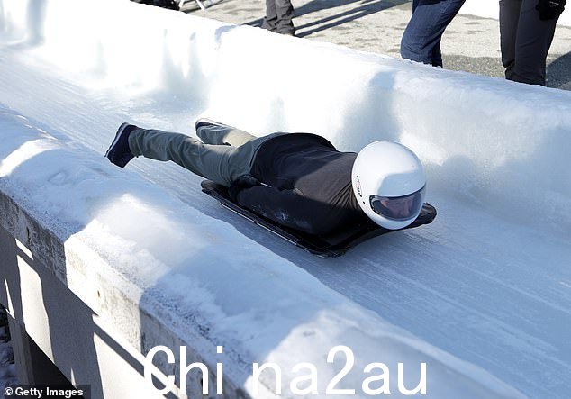 哈里王子今天证明了自己是一位寻求刺激的人,他尝试绕着骨架雪橇赛道奔跑 - 达到了每小时 61 英里的令人印象深刻的最高速度