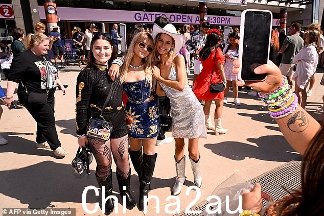 Swifties 看起来非常高兴能参加备受期待的演出,他们对着镜头微笑