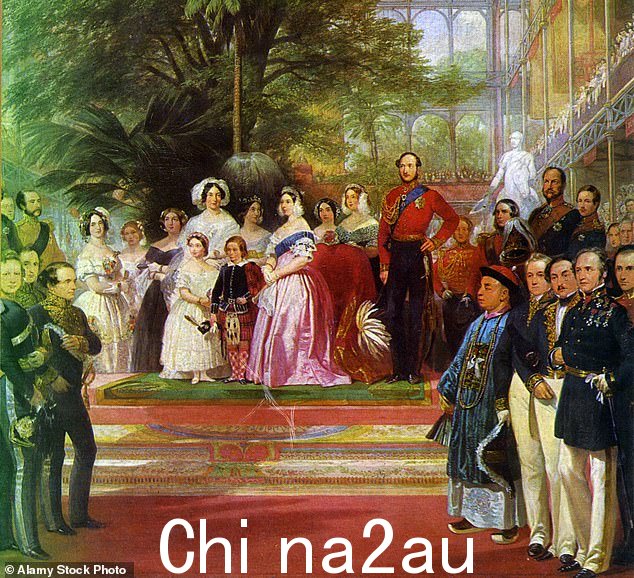 维多利亚女王(中)与她的丈夫阿尔伯特亲王和家人出席 1851 年在海德公园举行的伟大展览开幕式