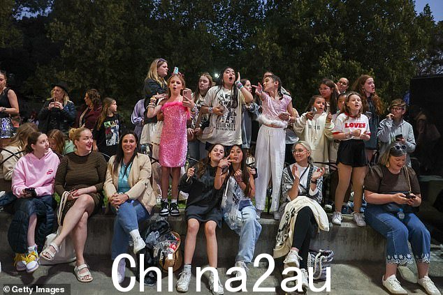 夜幕降临时,人们围坐在一起唱歌,Swiftie 狂热席卷了澳大利亚