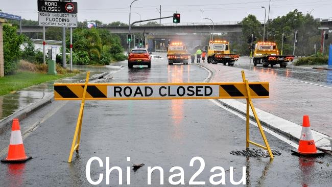 由于布里斯班和黄金海岸周围仍有数十条道路封闭图片:NCA Newswire/John Gass
