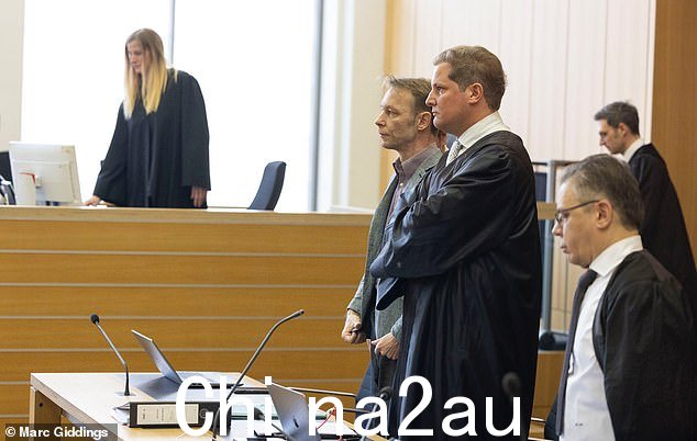 Brueckner 和他的律师听取法庭开庭陈词