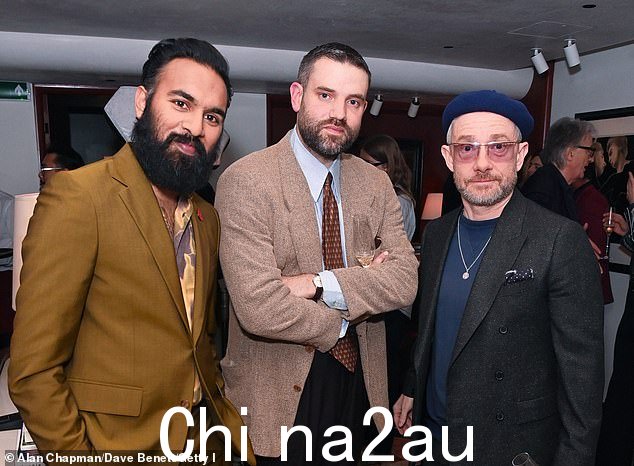 Martin 与 Himesh Patel 以及活动嘉宾合影