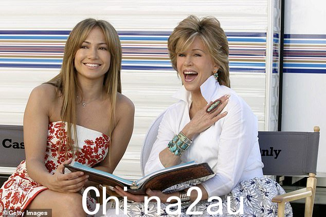 洛佩兹和方达自从共同主演 2005 年浪漫喜剧《Monster-In-Law》(如图)以来,已经成为近 20 年的朋友