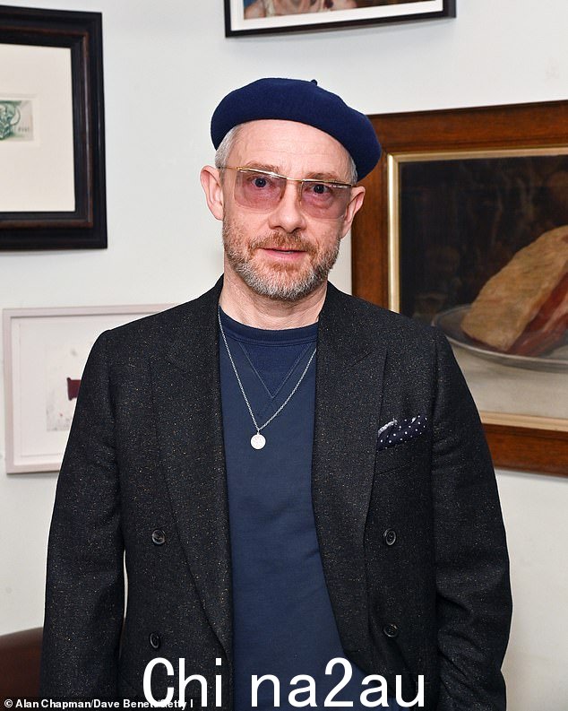 马丁·弗里曼 (Martin Freeman) 戴着海军贝雷帽和淡粉色墨镜,为这次活动揭晓了新造型,看上去面目全非