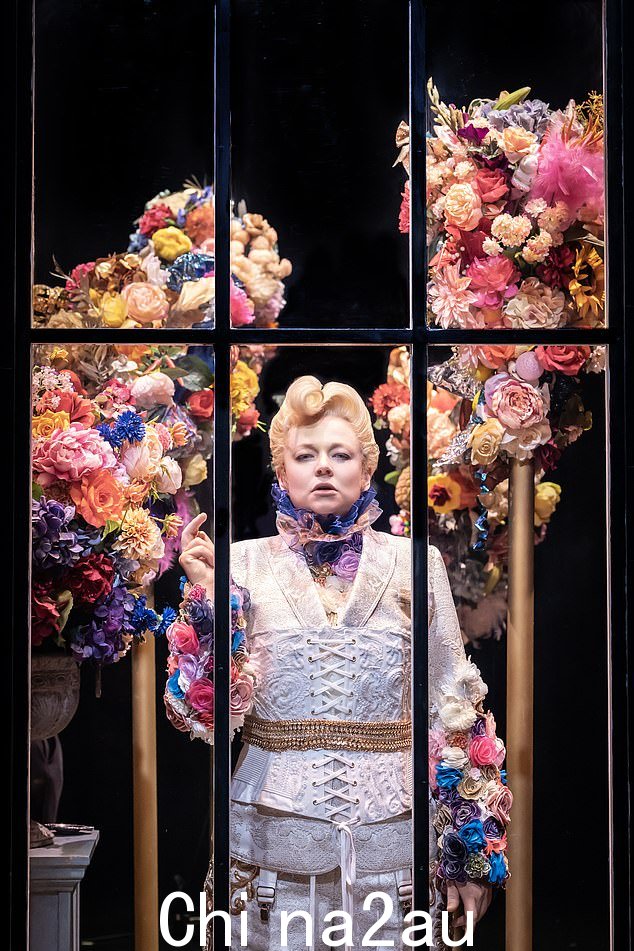 莎拉·斯努克 (Sarah Snook) 饰演多里安 (Dorian),是女演员在伦敦干草市场剧院制作《道林·格雷的画像》期间扮演的 26 个角色之一