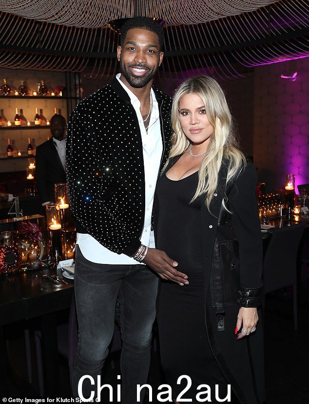 Khloe 与 32 岁的前特里斯坦·汤普森 (Tristan Thompson) 分享特鲁和塔图姆 (True and Tatum)最近,由于克利夫兰骑士队球员违反了联盟的禁毒计划,他被 NBA 禁赛 25 场;他们出现在 2018 年